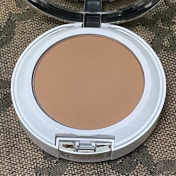 Beyond Perfecting Powder Foundation + Concealer in Shade Vanilla - Picture 3 of 4